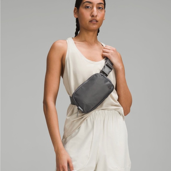 NEW LULULEMON EVERYWHERE BELT BAG 
Traverse grey - Picture 2 of 8